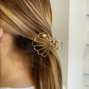 Gold metal seashell claw clip with Pearl detail